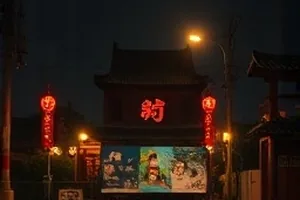 慢速电梯：老楼窄小的电梯间与按键面板上的手写楼层号