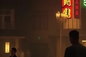 玻璃温室计划：夜间温室的温度记录屏与成排植株